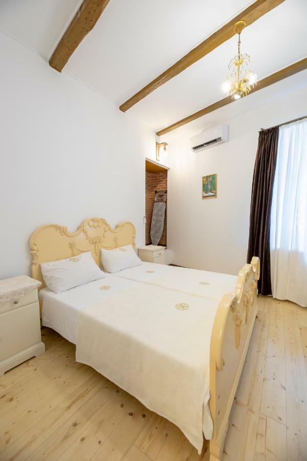 Apartment Ornament Tbilisi ภายนอก รูปภาพ
